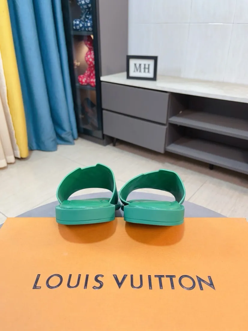 Men's shoes 💰300🌸🌸LV Ordinary men's spring and summer slippers, uppers imported from Italy, cowhide fabric, logo graphics, high-quality craftsmanship, soles: original soles specially provided by the original factory, exclusive movable molded soles super comfortable, original factory single goods, 🔍🔍high quality, you can enter and exit the counter at will, welcome to compare, size 38-45